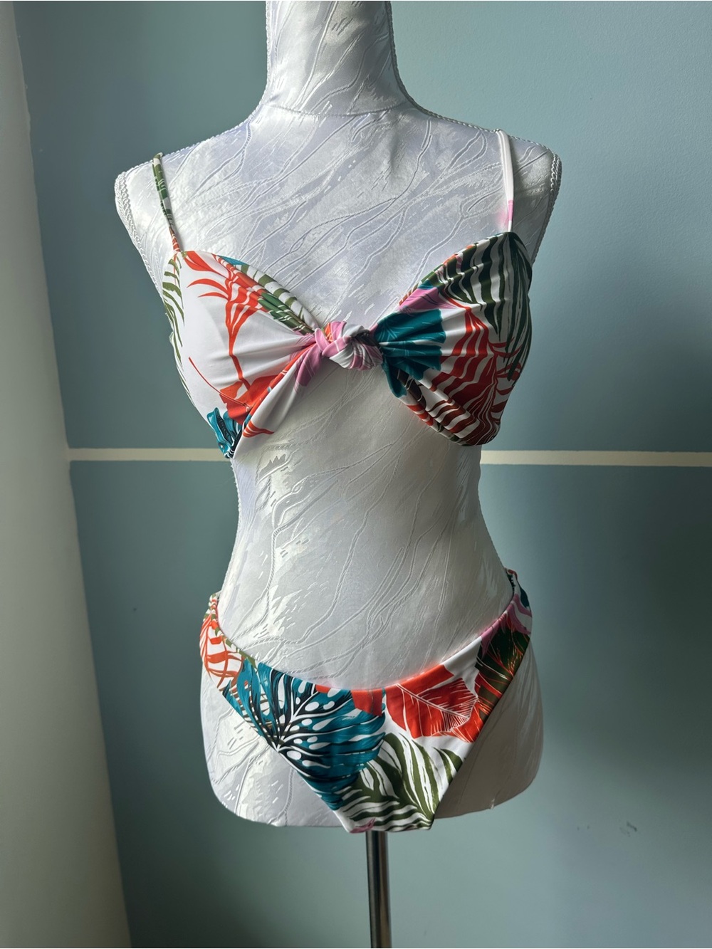 3 Pieces Tropical Knot Front Bikini Set in White with Multicolor Leaf Print